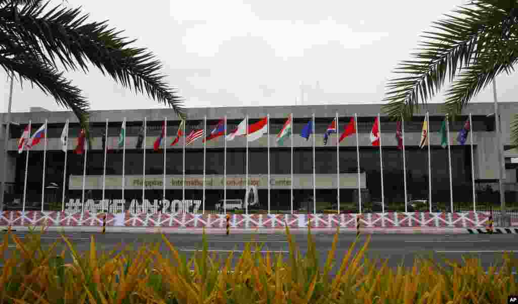 菲律宾的国际会议中心外面有各国国旗。东盟及其区域伙伴外长会议在这里举行(2017年8月2日)。美国国务卿蒂勒森赴会。美国继续呼吁建立一个具有法律约束力的机制,防止南中国海主权争端升级成暴力冲突。蒂勒森将继续向区域盟友寻求更大范围的合作,以孤立朝鲜。
