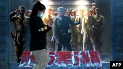 北京一家商场外的一幅“长津湖”电影海报。(2021年10月11日)