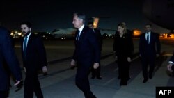 2023年10月13日,美国国务卿布林肯在以色列举行会晤后抵达安曼走向他的车队。(法新社照片)