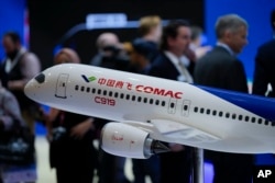 在新加坡航空展展示的中国制造COMAC C919飞机模型。(2024年2月20日)