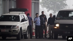 中国过去海外追讨的成果之一,2011年7月23日赖昌星被遣返中国,押送他的加拿大警官(右中)在北京国际机场与中国警官交谈。