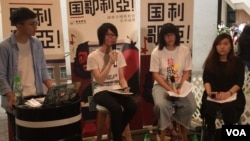 香港政党“众志”的青年成员街头宣讲 (美国之音记者申华 拍摄)