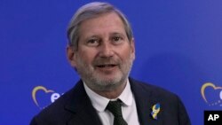 Європейський комісар з бюджетних та адміністративних питань Йоганнес Ган напередодні саміту Європейського Союзу у Версалі, 10 березня 2022 року. (Фото: AP Photo/Франсуа Морі)