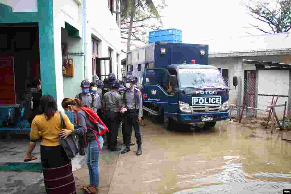 ရခိုင်နဲ့ ချင်း လက်နက်ကိုင်ပဋိပက္ခတွေနဲ့ အင်တာနက်ကန့်သတ်ထားမှုတွေကို ဆန့်ကျင် ဆန္ဒပြတဲ့ မန္တလေးလူငယ်သုံးဦး ရုံးထုတ်တဲ့ မြင်ကွင်း။ (အောက်တိုဘာ ၀၁၊ ၂၀၂၀)