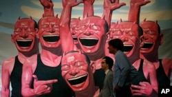 中国艺术家岳敏君的画作《人与兽之间》在香港被拍卖。(2013年10月2日)