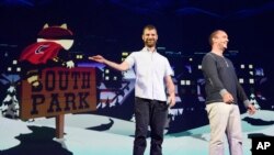 资料照:美国动画情景喜剧《南方公园》 制作人特雷·帕克和马特·斯通(左)