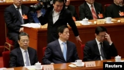 三位中共中央政治局委员在中国政协大会闭幕式的主席台上（2017年3月13日），前排左起：组织部长赵乐际，中央办公厅主任栗战书，上海市委书记韩正。8月1日中共中央宣传部、组织部和网信办联合下发《关于规范党员干部网络行为的意见》