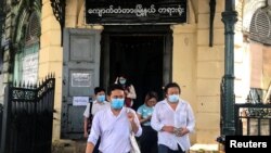 ၂၀၂၀ ဇူလိုင်လ ၇ ရက်နေ့က လူ့အခွင့်အရေး လှုပ်ရှားမှုအဖဖွဲ့ အသံရဲ့ ဒါရိုက်တာ မောင်ဆောင်းခ ကျောက်တံတားမြို့နယ်တရားရုံး မှ ထွက်လာစဉ်