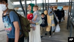 阿富汗被撤离的难民抵达华盛顿达拉斯国际机场(2021年8月23日)