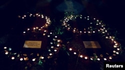 在河内一座天主教堂前越南信徒点燃蜡烛为在英国伦敦附近一辆货运卡车里发现的39名死难者祈祷。(2019年10月27日)