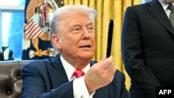 2025年2月25日,美国总统特朗普在白宫手举签署完了一项行政令的签字笔。