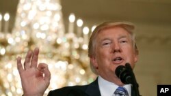 川普在"美国制造"的产品展示会上(2017年7月17日)