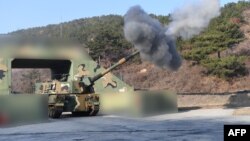 韩国在延坪岛上的部队1月5日在朝鲜向朝鲜半岛西海岸南北交界海域实弹炮击后,也举行实弹射击演习。