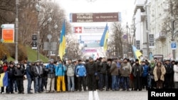 2013年12月2日抗议者在封锁基辅街道的路障附近