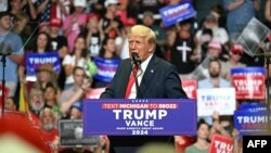 美国前总统、2024年共和党总统候选人唐纳德·特朗普与他的竞选搭档、美国参议员、副总统候选人J.D.万斯在密歇根州大急流城的竞选集会上发表讲话。(2024年7月20日)