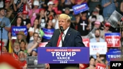 特朗普遇刺后在密歇根州大急流城的首场竞选造势集会上,赞扬包括习近平在内的多名独裁者。(2024年7月20日)