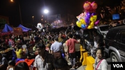 ရန်ုကုန်မြို့ လမ်းဘေးဈေးတန်း မြင်ကွင်း။