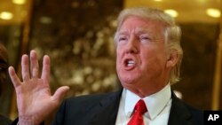 Tổng thống tân cử Donald Trump trao đổi với báo giới tại hành lang của Tháp Trump, New York, ngày 13 tháng 01 năm 2017.