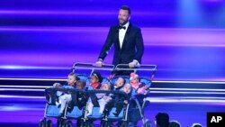 2017年1月18日在洛杉矶微软剧院举行的人民选择奖颁奖典礼上,主持人乔尔·麦克海尔(Joel McHale)推着婴儿们登台讲话。