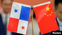 资料照:中国和巴拿马两国官员签署贸易协议期间,中国与巴拿马国旗被摆放在桌子上。(2024年8月26日)