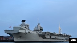 英国皇家海军“伊丽莎白女王”号(HMS Queen Elizabeth)航母停泊在英国南部一个港口。 (2019年6月5日)