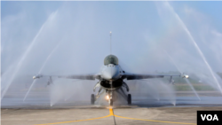 资料照片:一架美国制造的F-16V战斗机在一次演习期间接受自动清洗机的清洗。(2020年1月15日)