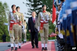 中国总理李强在伊斯兰堡检阅巴基斯坦仪仗队。(2024年10月14日)