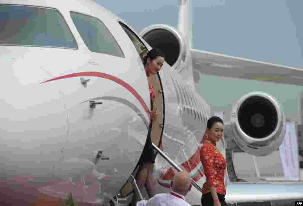 在位于上海虹桥机场的上海豪客太平洋商务航空服务中心举办的2013亚洲公务航空会议暨展览会上,中国东方航空公司的空姐参观了达索猎鹰公司的飞机后走下飞机(2013年4月16日)。2018年1月,在台湾不核准中国两家航空公司的春节包机之后,中国国台办发言人马晓光表示,此举将损害台湾民众回乡过节的权益,非常不得人心。  