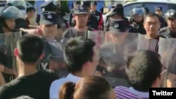 中国警察将要求筹建国会抗议警察打人的深圳佳士科技员工围了起来。(推特截图)