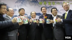 举起印有奥巴马和代表团照片的马克杯祝贺奥巴马就职,左起赖士葆、蒋孝严、邱启宜、王金平、陈唐山、李应元、龚中诚(美国之音容易拍摄)