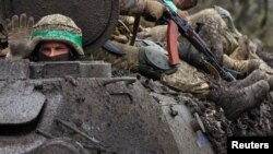 На фото: Українські військові повертаються з важких боїв під час нападу Росії на Україну, неподалік від Бахмута, 15 квітня 2023 р. REUTERS/Kai Pfaffenbach