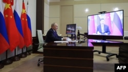 俄罗斯国家卫星通讯社发布照片显示,俄罗斯总统普京与中国领导人习近平在莫斯科郊外的官邸进行视频通话。(2025年1月21日)