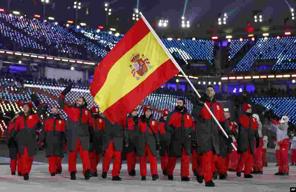 Лукас Егуібар несе прапор Іспанії під час церемонії відкриття Зимових Олімпійських ігор 2018 в Пхйончхані. Південна Корея, 9 лютого, 2018  