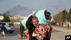 在拉法逃难的巴勒斯坦难民。(美联社2024年2月14日)