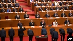 新任中国官员在北京人大会堂人大会议期间举行宣誓后向国家主席习近平和其他领导人鞠躬敬礼。(2018年3月19日)