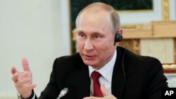 Tổng thống Nga Vladimir Putin phát biểu trong một cuộc gặp gỡ lãnh đạo các cơ quan thông tấn quốc tế tại Diễn đàn Kinh tế Quốc tế St. Petersburg ở St. Petersburg, Nga, ngày 1 tháng 6, 2017.