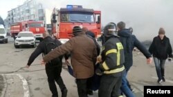 У суботу Росія заявила, що 14 людей, у тому числі двоє дітей, були вбиті та 108 поранені, у тому числі 15 дітей, в результаті «невибіркових» українських ударів по російській обласній столиці Бєлгороду. Росія, 30 грудня 2023 року, фото МНС Росії/REUTERS