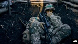 Фото: військовий ЗСУ поблизу Бахмута, 5 березня 2023 року (AP Photo/Libkos)