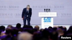 苹果公司首席执行官库克在中国浙江乌镇参加第四届世界互联网大会开幕式。(2017年12月3日)