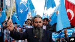 居住在土耳其的维吾尔族社群举着所谓的“东突厥斯坦”的旗帜,抗议中国政府在新疆地区对穆斯林维吾尔人的镇压。(美联社:2018年11月6日)