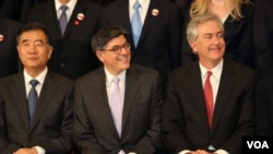 参加第五轮战略与经济对话的美中三高官(左起)中国副总理汪洋、美国财长杰克•卢、美国副国务卿伯恩斯(美国之音林枫拍摄)