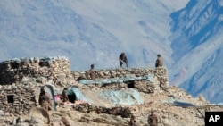 印度军方提供的照片显示,中国军队在中印边境拉达克的班公措地区拆除他们的掩体。(2021年2月15日)