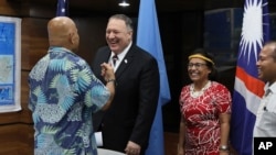 美国国务卿蓬佩奥2019年8月5日在密克罗尼西亚与该国总统帕努埃罗(图左)、马绍尔群岛总统海因(右2)及帕劳副总统奥伊洛克举行共同记者会后谈话。