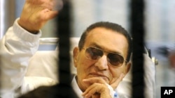 埃及前总统穆巴拉克在一次庭审中向支持者挥手致意(资料照片)