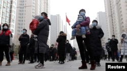 河北省石家庄的居民排队等候进行新冠病毒核酸检测。(2021年1月12日)