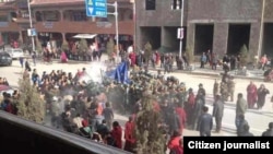 民众围住自焚者多杰仁青的尸体,不让中国当局取走