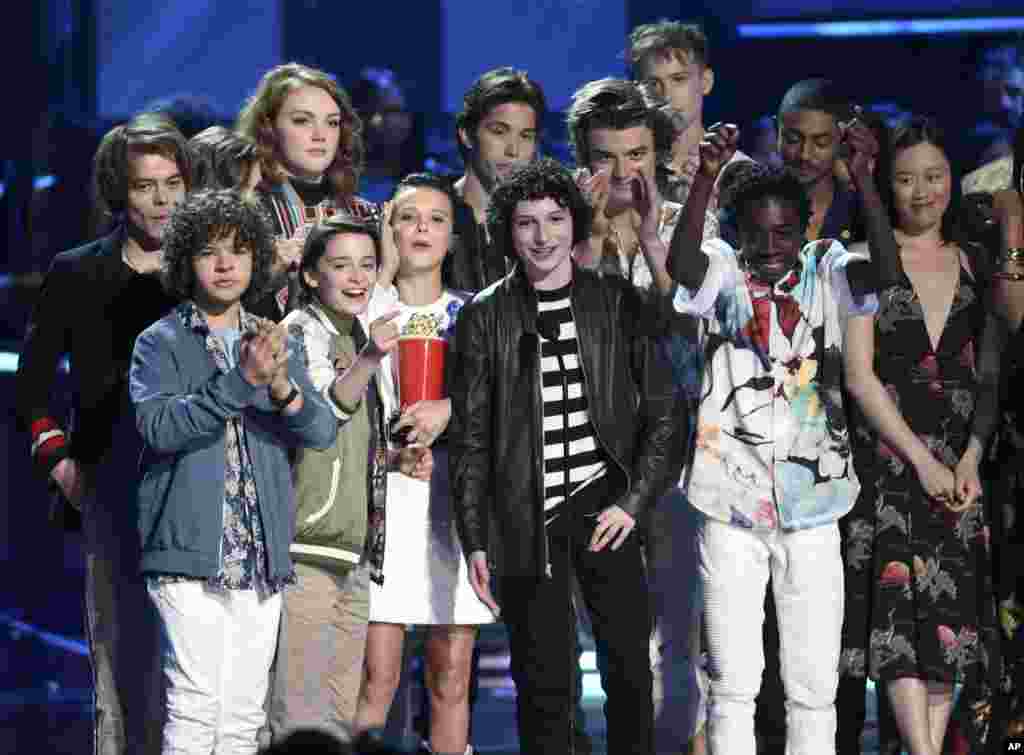 5月7日,美国电视剧《怪奇物语》( "Stranger Things" )的演员在洛杉矶的美国MTV影视奖典礼中。这个连续剧2016年7月15日在 Netflix 开播。