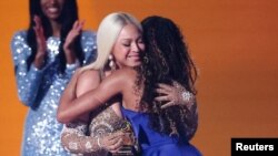 ၆၇ ကြိမ်မြောက် အမေရိကန်တေးဂီတ Grammy ဆုပေးပွဲမှာ တနှစ်တာအကောင်းဆုံးအယ်လ်ဘန်ဆုရရှိသွားတဲ့ လူမည်း ပေါ့အဆိုတော့ Beyonce'