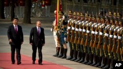 中国主席习近平和俄罗斯总统普京在北京人民大会堂检阅仪仗队(2016年6月25日)