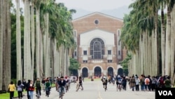 台湾大学校园 (美国之音张佩芝摄,2017年11月23日)
